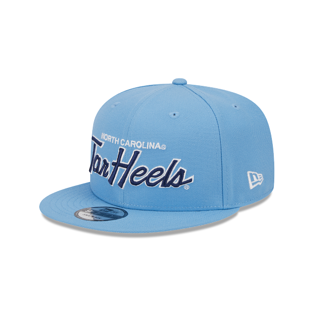 https://cdn.shopify.com/s/files/1/0601/2554/4675/products/60401021_9FIFTY_SCRIPT_NOCTAR_OTCOTCOTC_3QL.png?v=1686148342