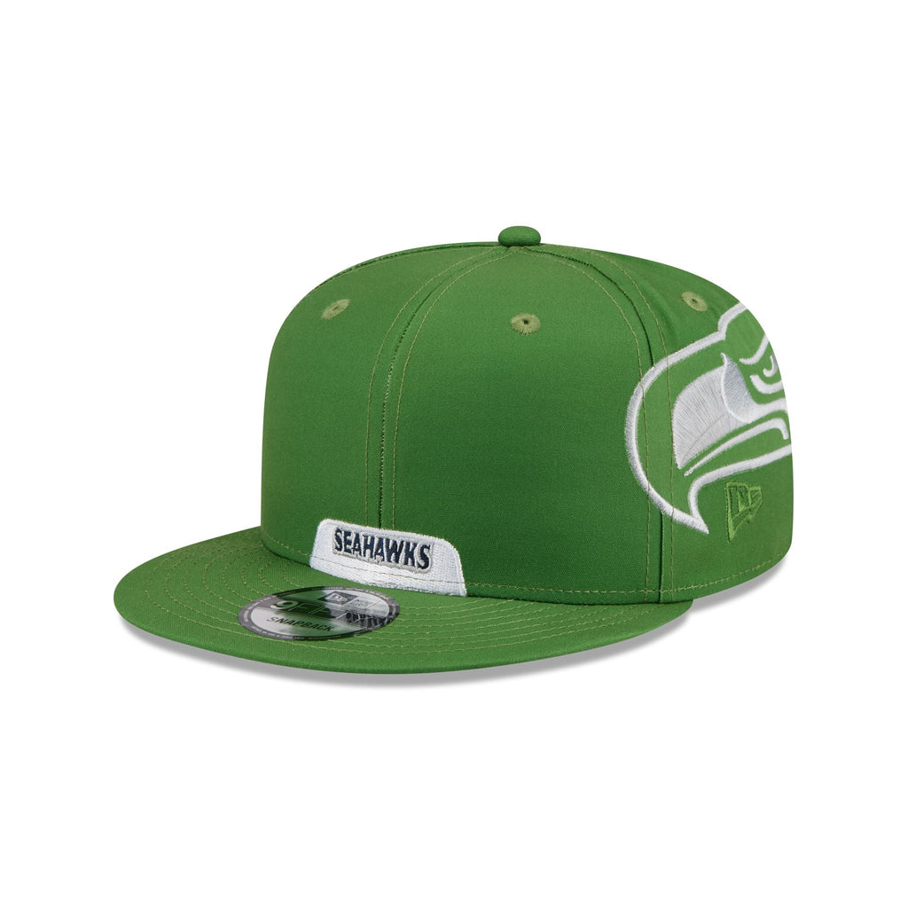 https://cdn.shopify.com/s/files/1/0601/2554/4675/files/60764024_9FIFTY_NFL25RVLHMTSEASEA_SEASEA_OTC_3QL.jpg?v=1762982857