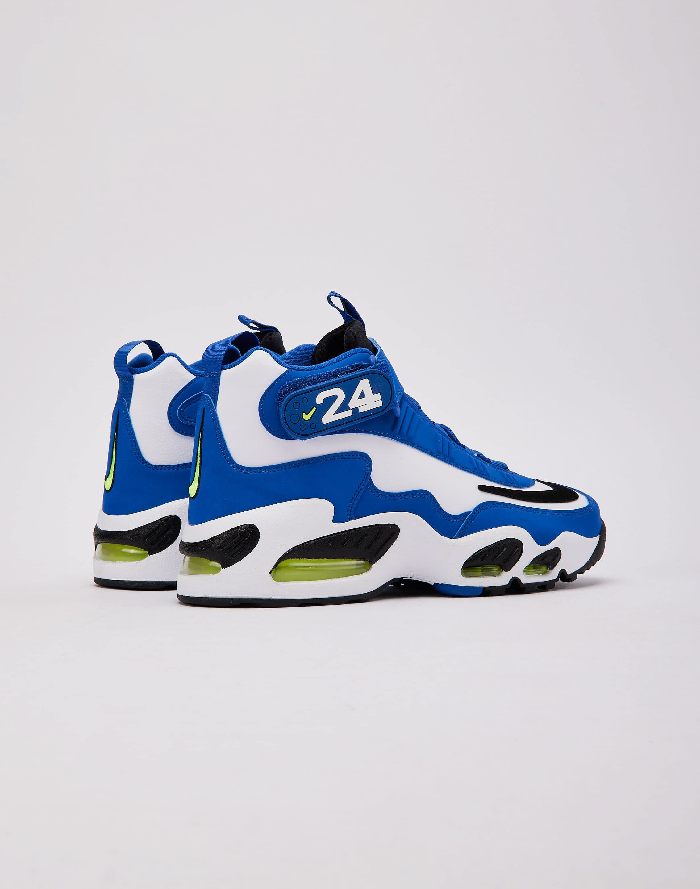 https://cdn.shopify.com/s/files/1/0095/4420/4367/files/nike_DJ5161_20400_M013.jpg?v=1765228727