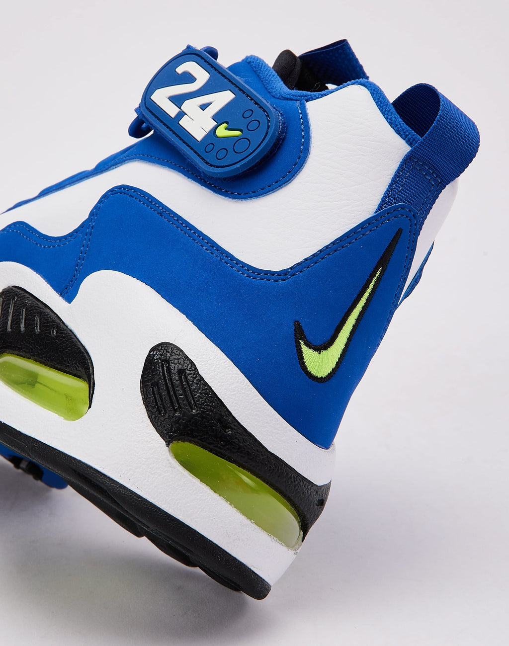 https://cdn.shopify.com/s/files/1/0095/4420/4367/files/nike_DJ5161_20400_M014.jpg?v=1765228730