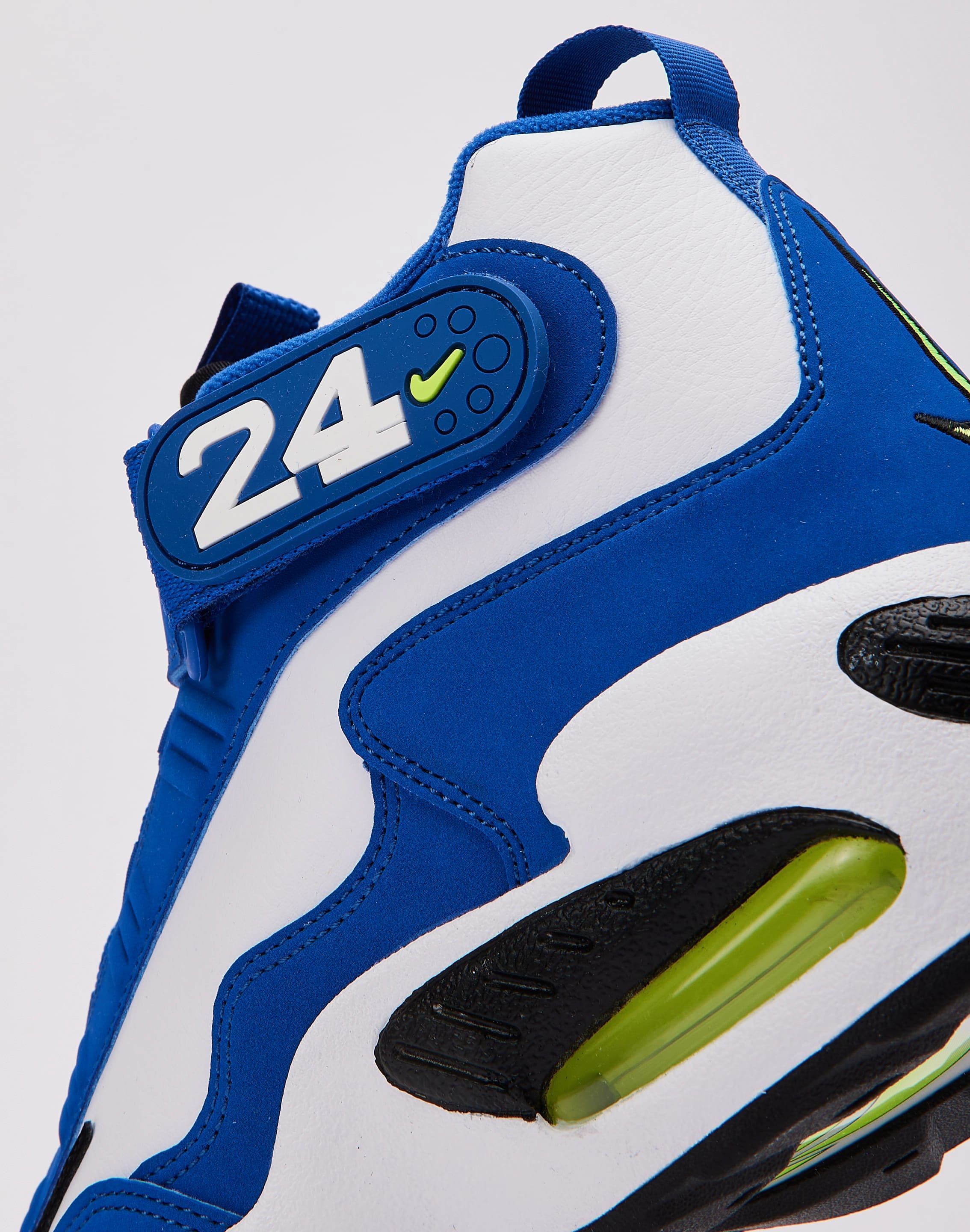 https://cdn.shopify.com/s/files/1/0095/4420/4367/files/nike_DJ5161_20400_M015.jpg?v=1765228731