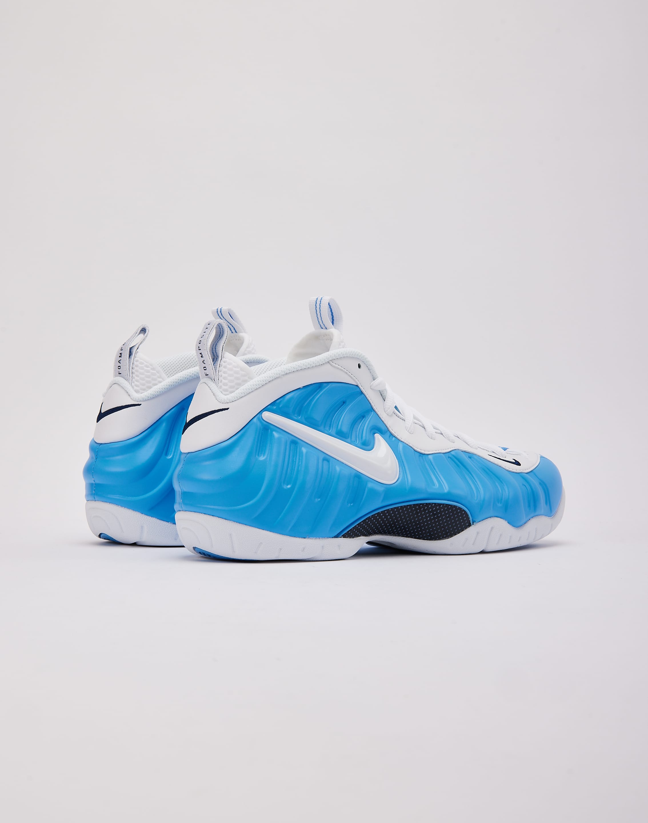 https://cdn.shopify.com/s/files/1/0095/4420/4367/files/nike_HF0794_20400_M040.jpg?v=1774033061