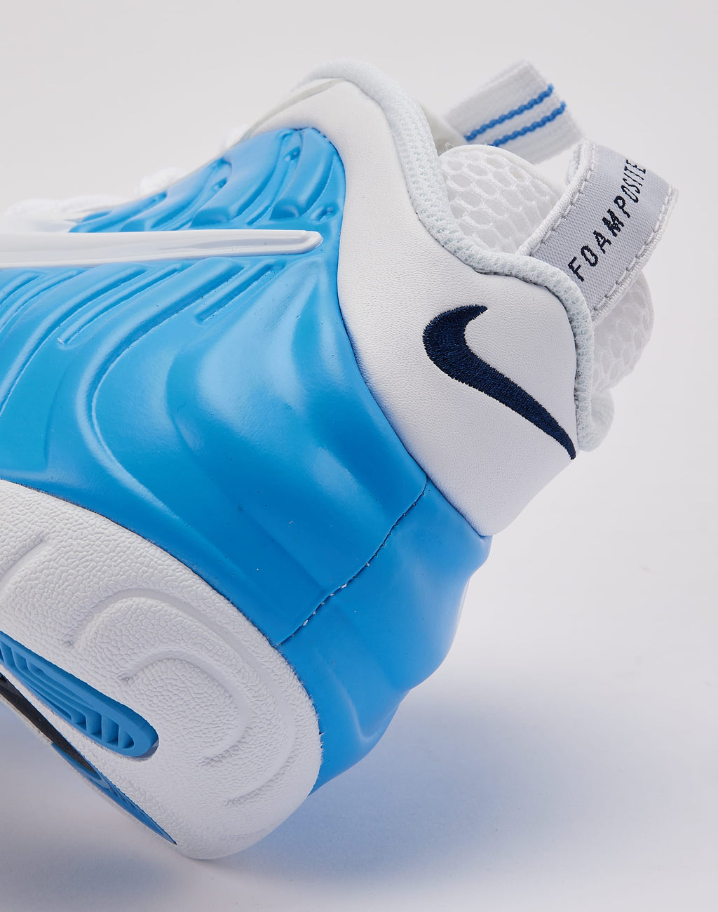 https://cdn.shopify.com/s/files/1/0095/4420/4367/files/nike_HF0794_20400_M041.jpg?v=1774033061