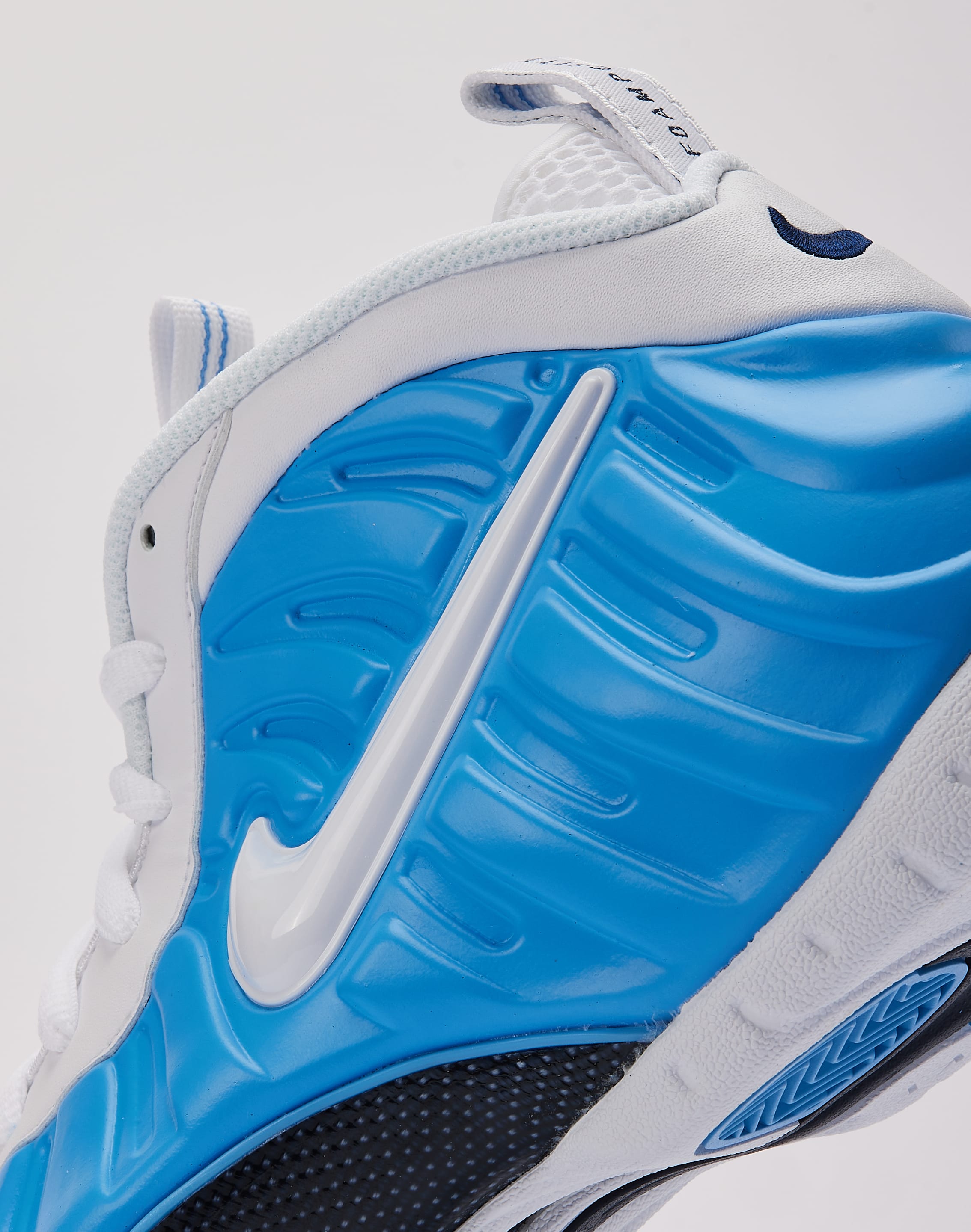 https://cdn.shopify.com/s/files/1/0095/4420/4367/files/nike_HF0794_20400_M043.jpg?v=1774033061